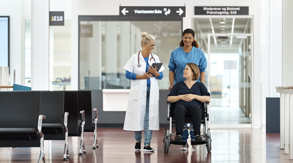 Læge, sygeplejerske og patient på hospital